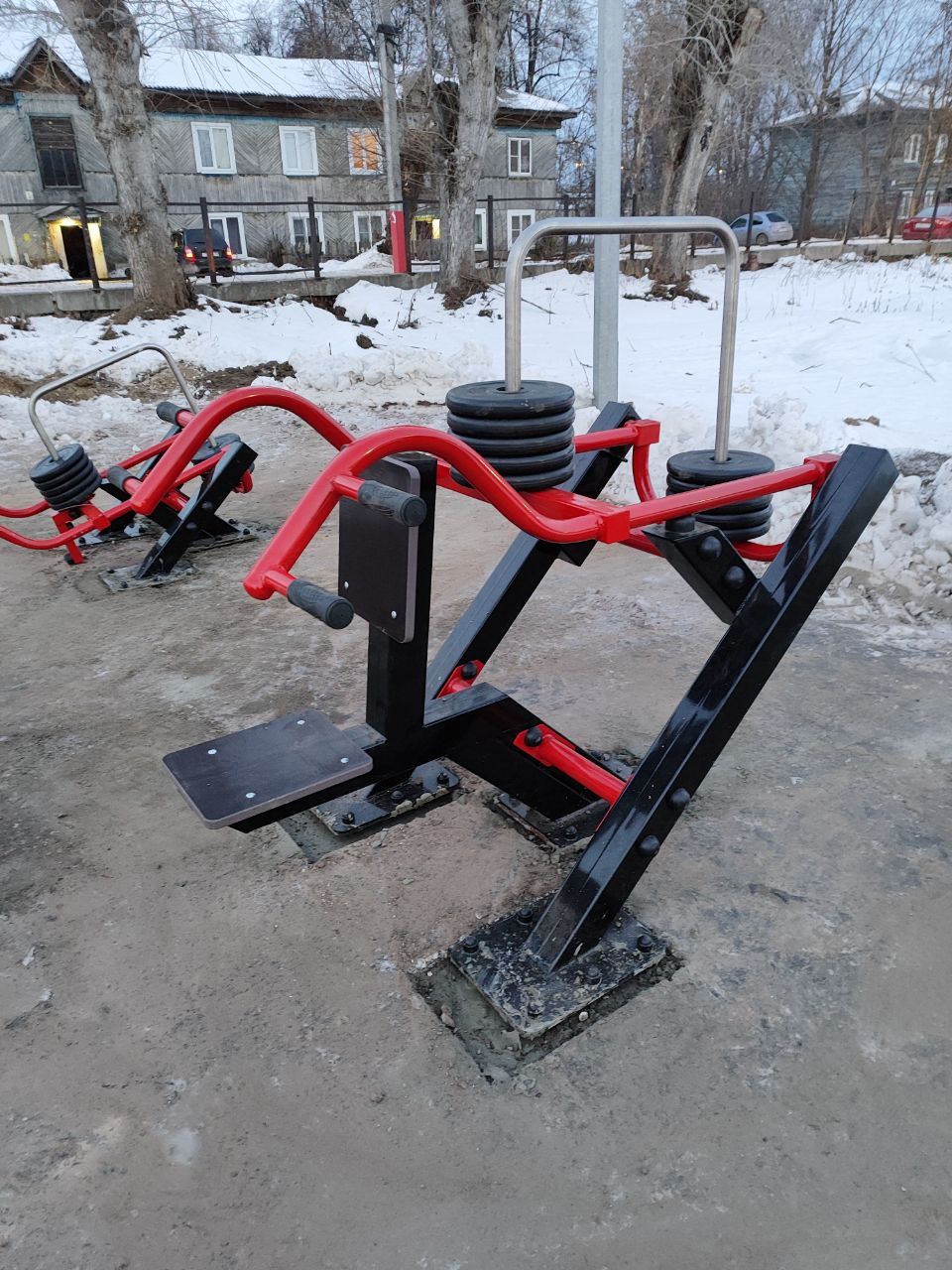 Монтаж уличных тренажеров на дворовой площадке 