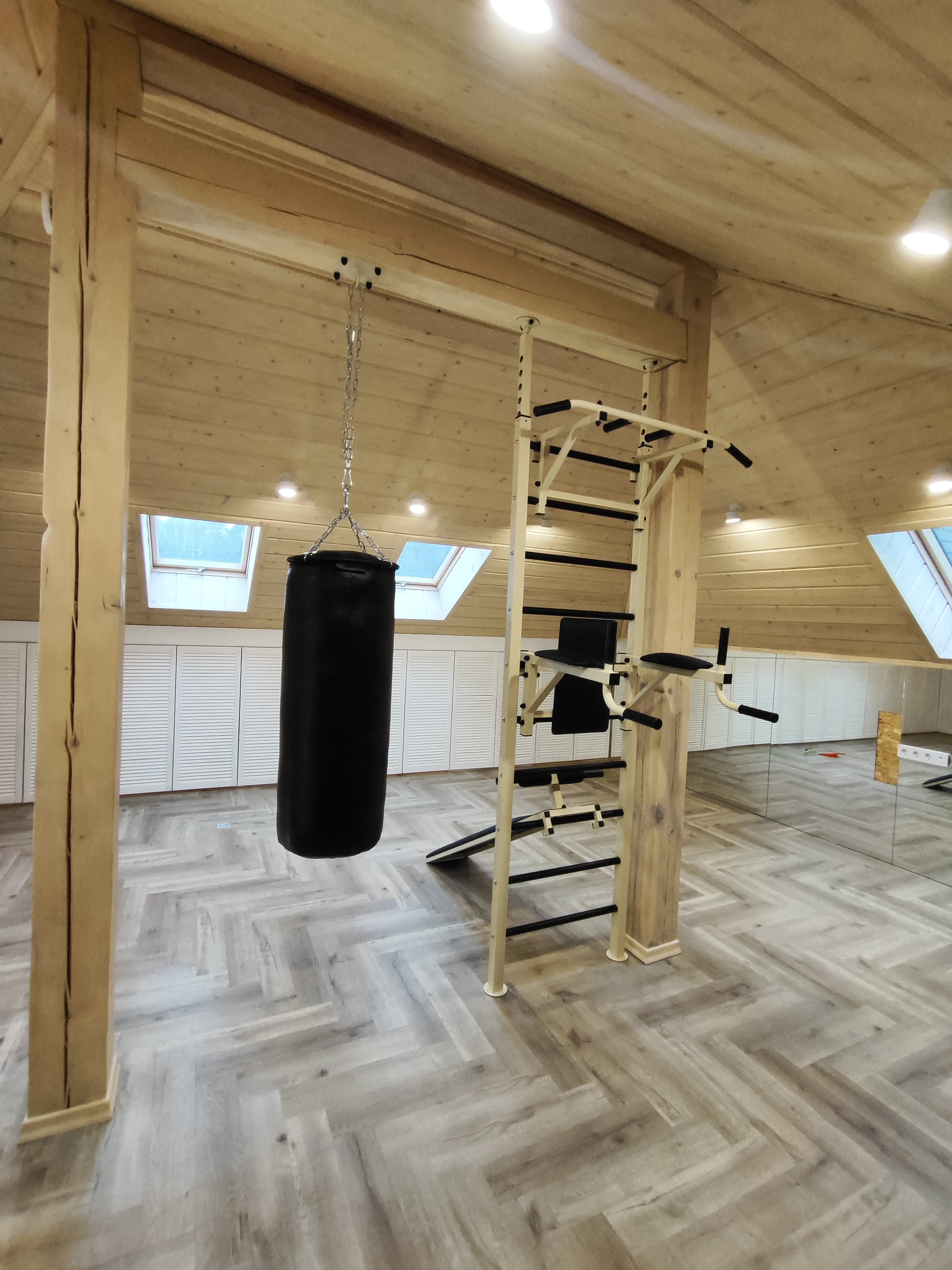 Монтаж шведской стенки в распор с подвесным оборудованием и боксерского мешка
