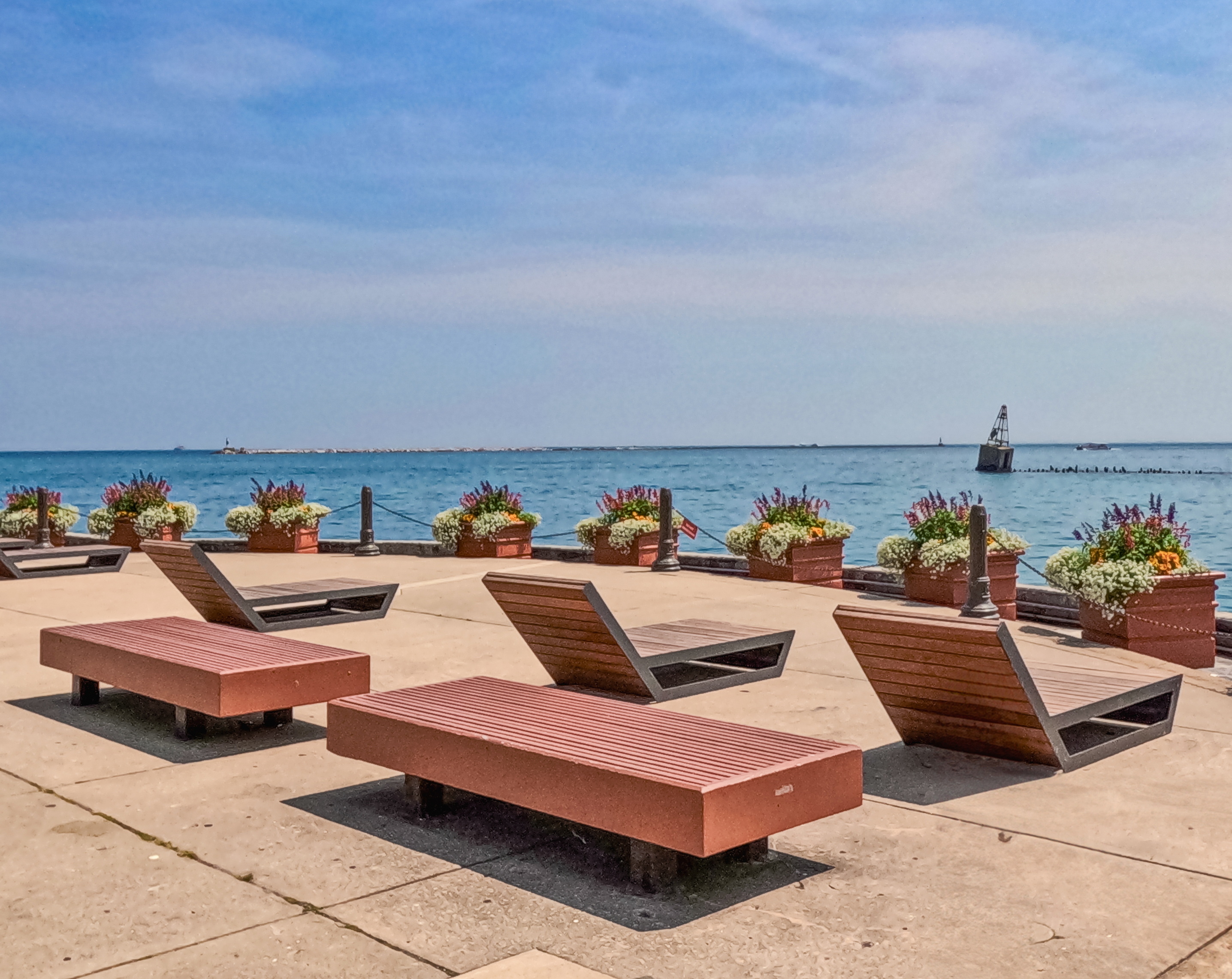 Скамьи и шезлонги для скверов