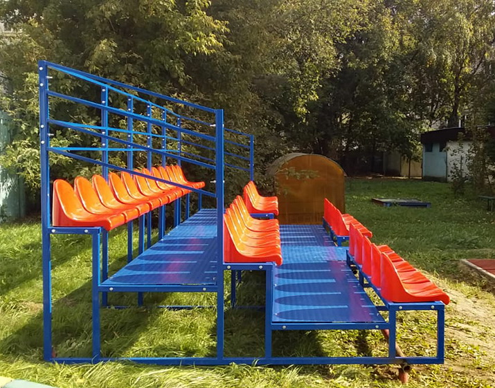 Трибуна трехрядная, с ограждением (20.008)