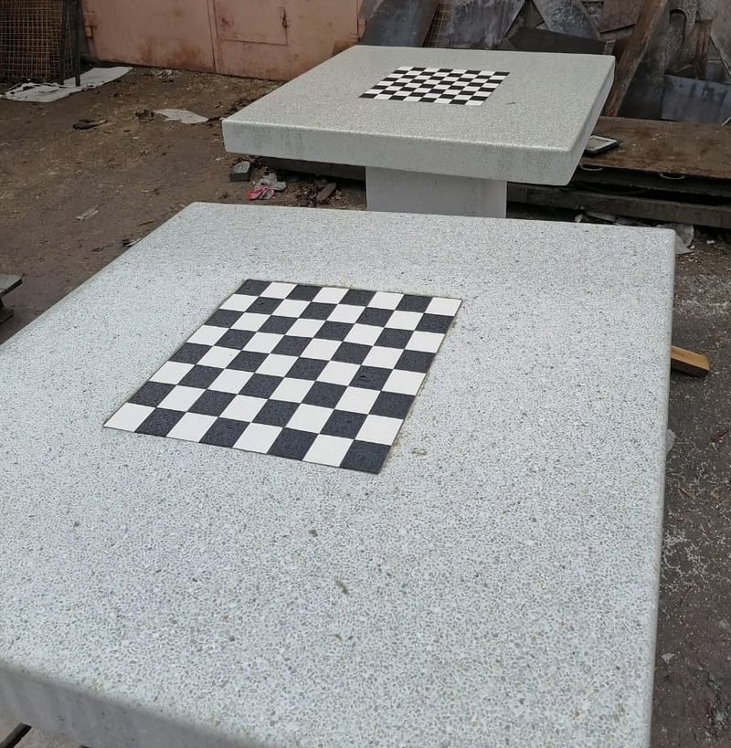 Стол шахматный с двумя табуретами