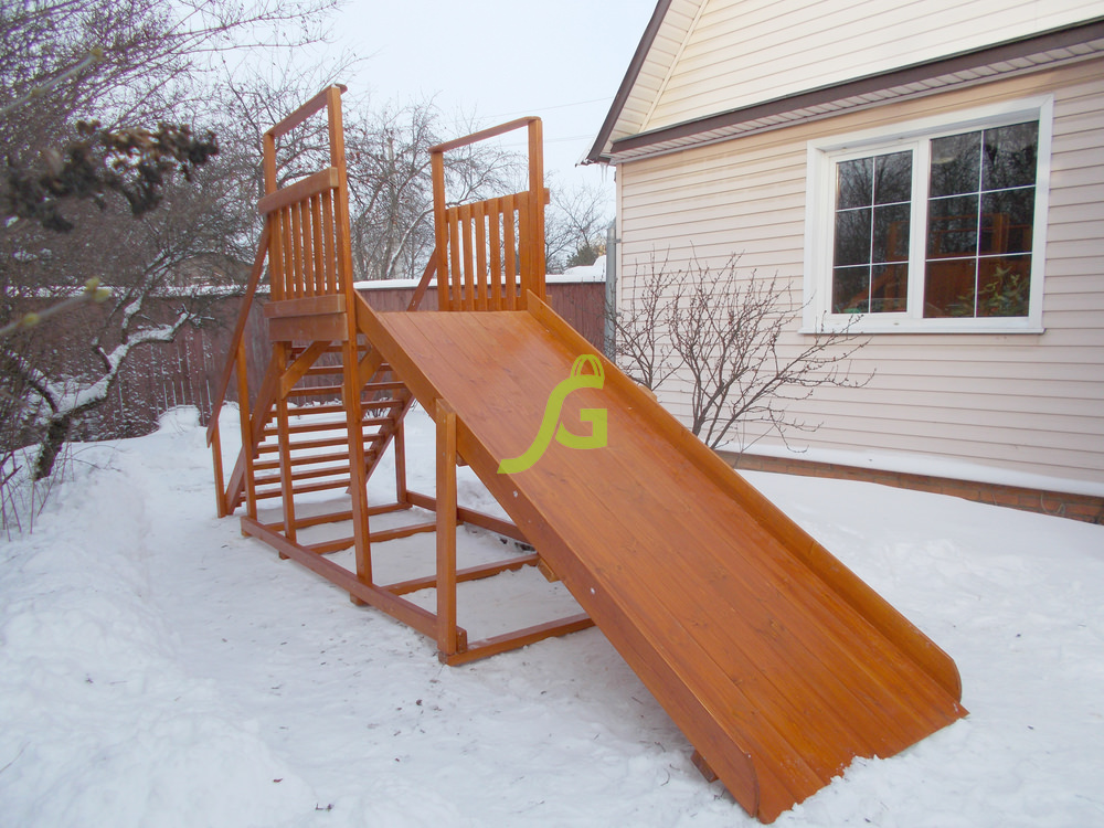 Зимняя деревянная горка, скат 4 метра