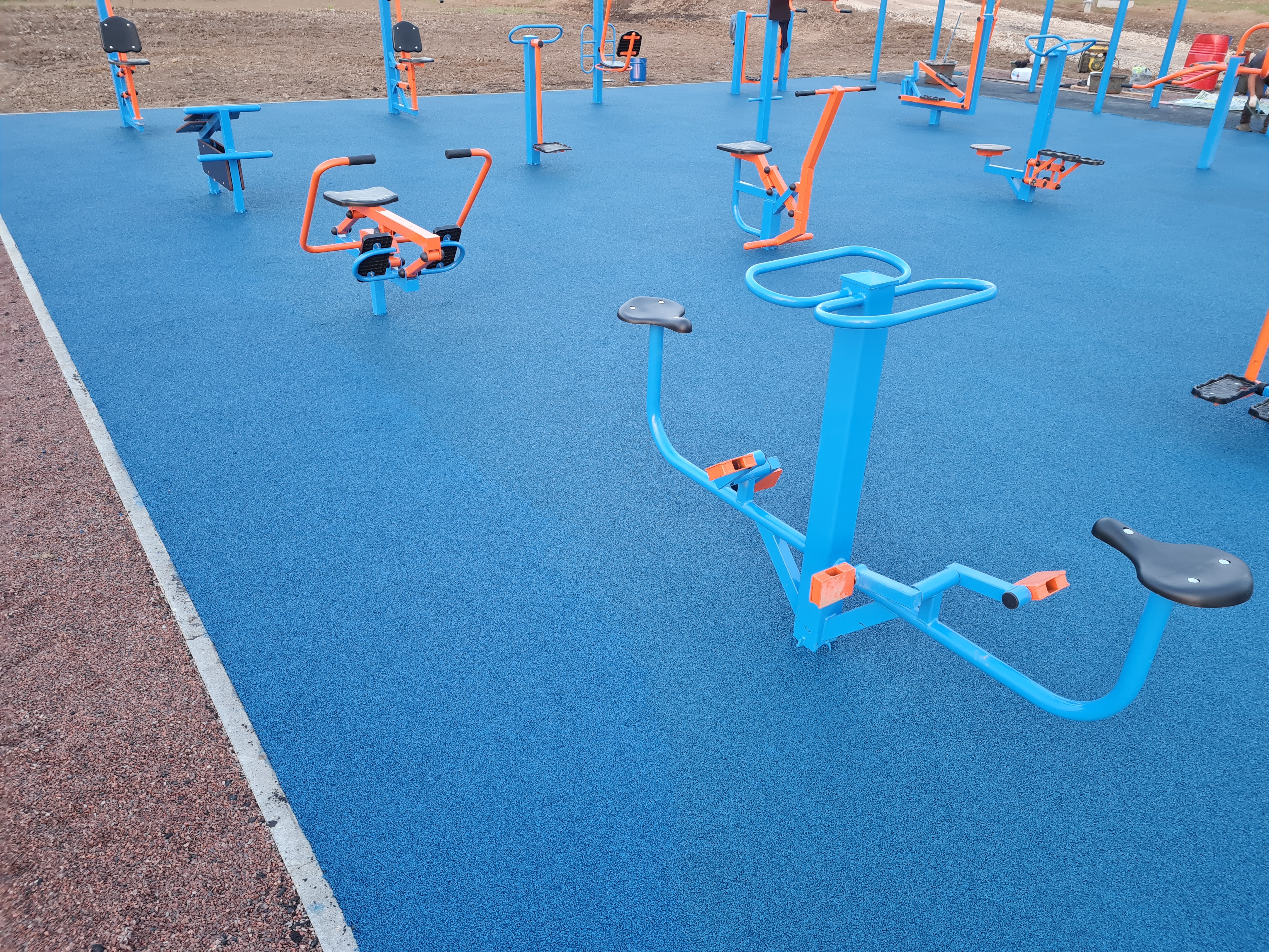 Установка уличных тренажеров и укладка резинового покрытия