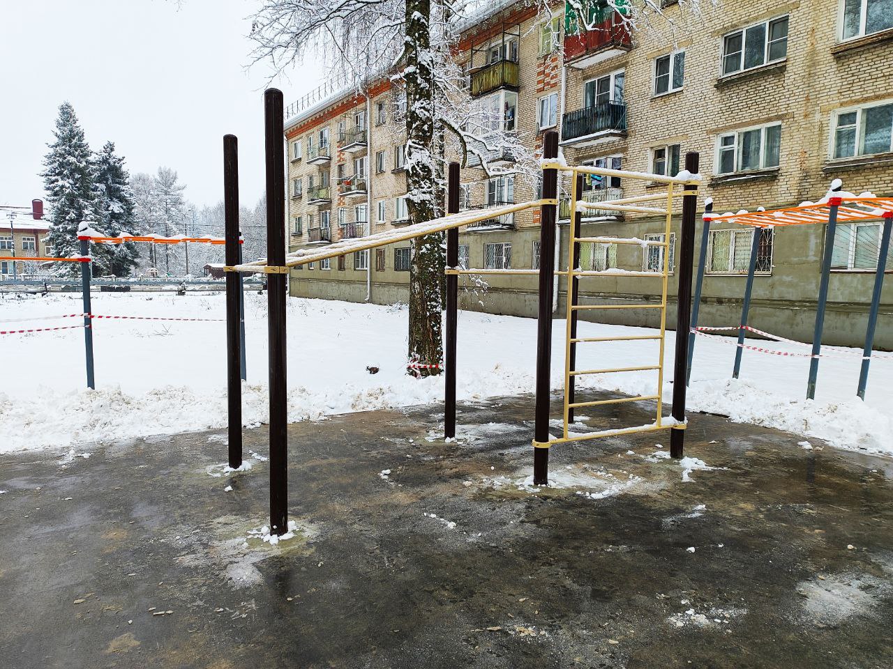 Монтаж спортивных тренажеров и воркаутов на площадку для инвалидов колясочников 