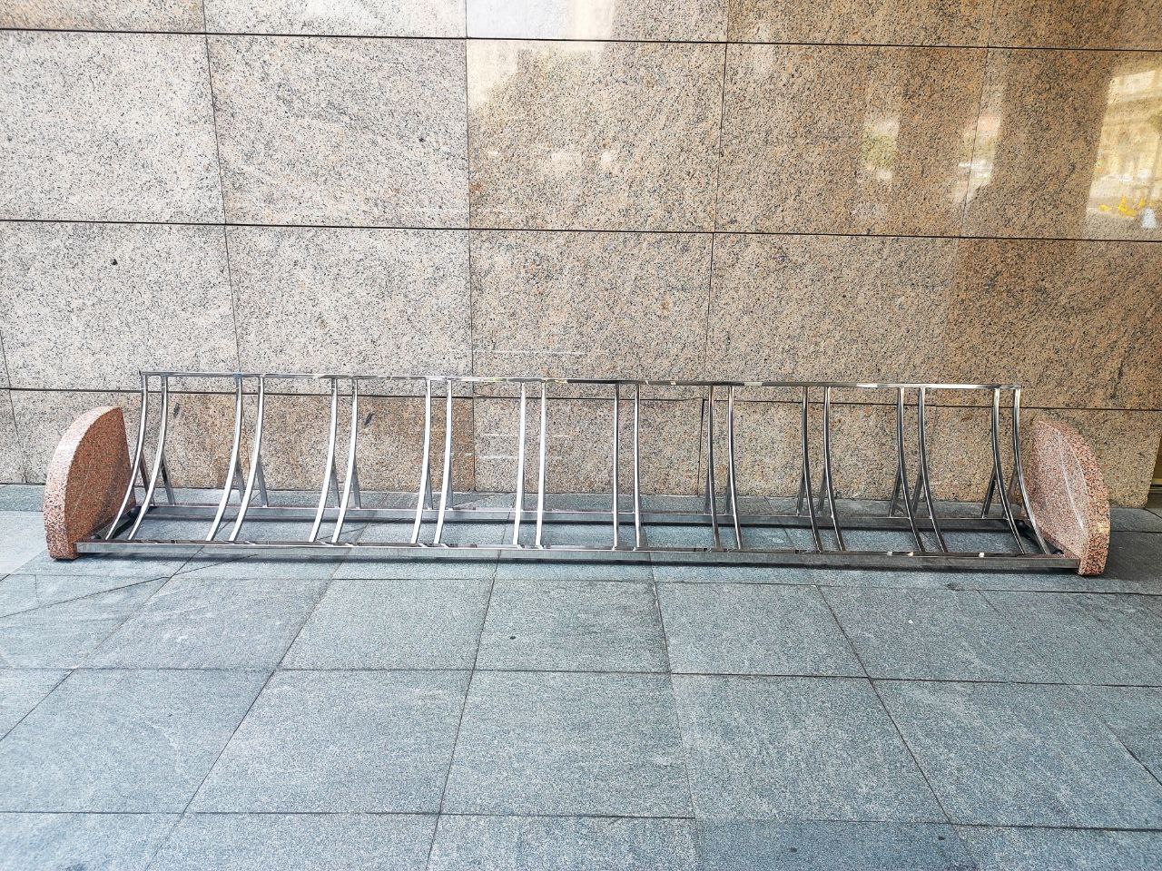 Монтаж велопарковки из нержавеющей стали с гранитом 