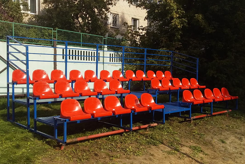 Трибуна трехрядная, с ограждением (20.008)