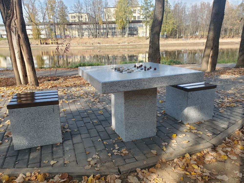 Стол шахматный с двумя табуретами