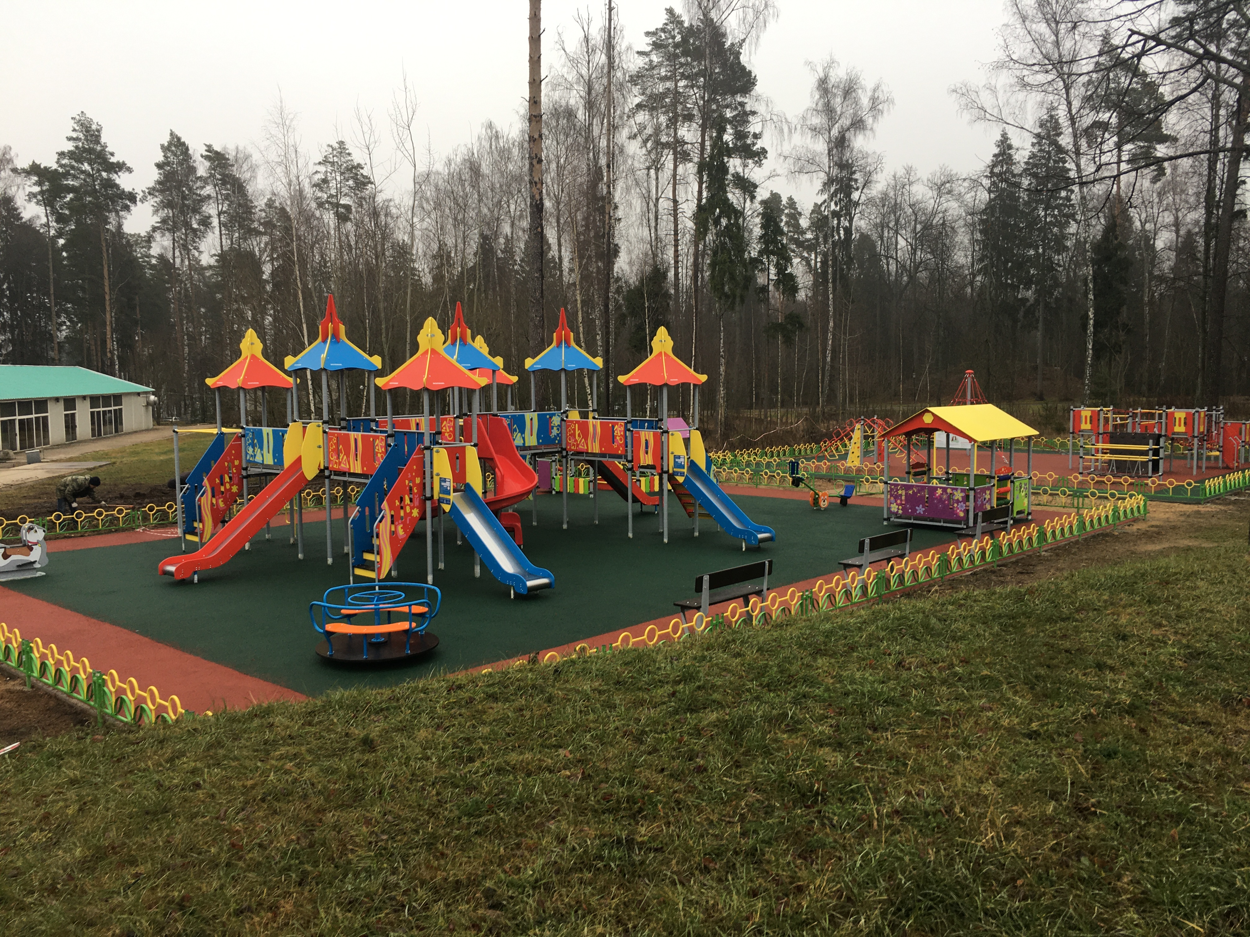 Установка детского игрового оборудования на площадке