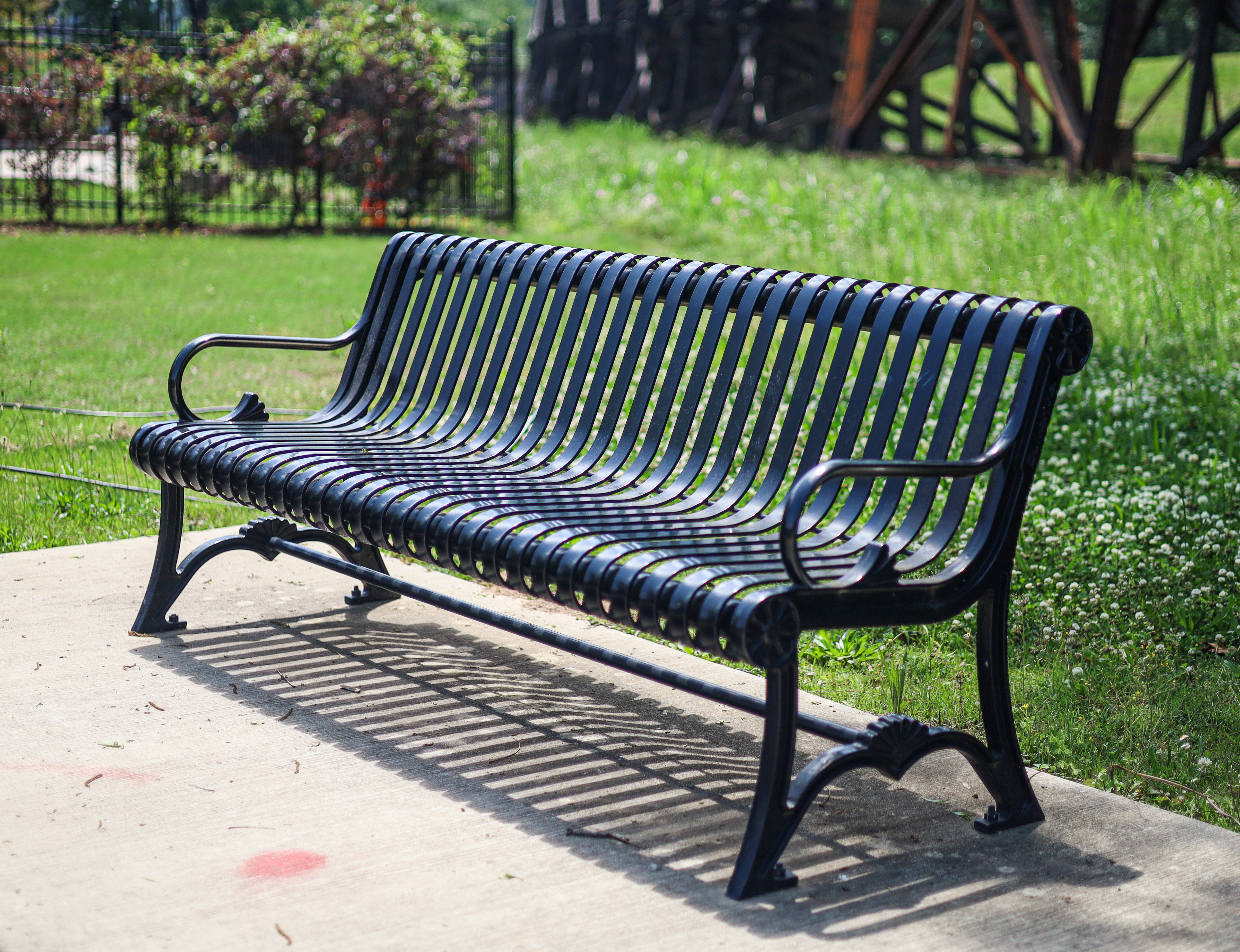 Универсальная уличная мебель