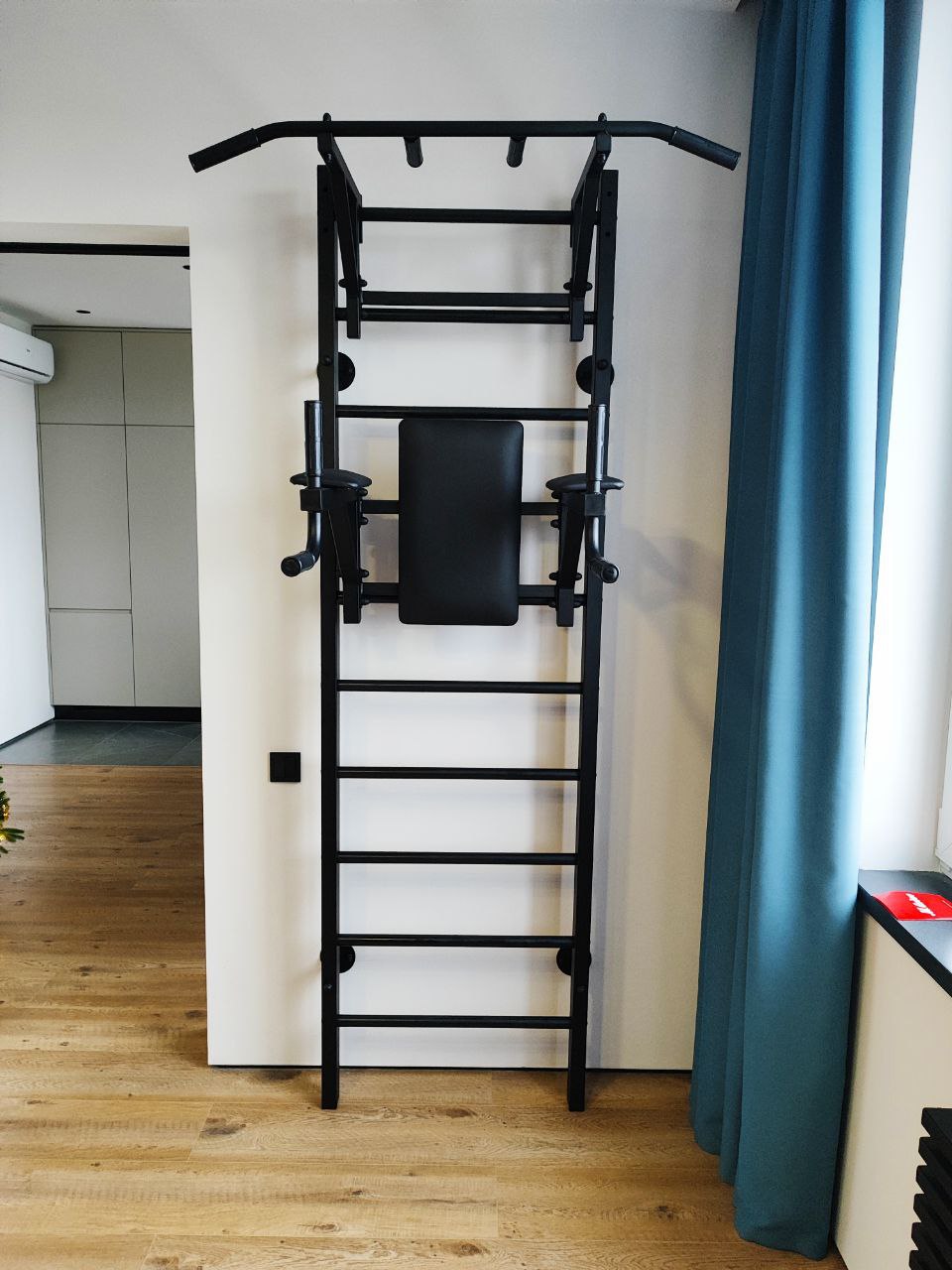 Монтаж шведской стенки с турником и брусьями 