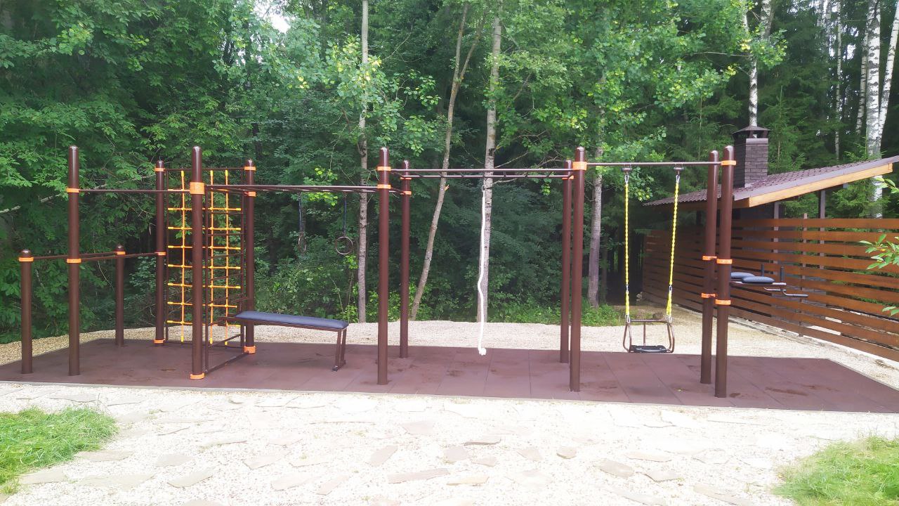 Установка спортивного комплекса по индивидуальному проекту и укладка резиновой плитки 