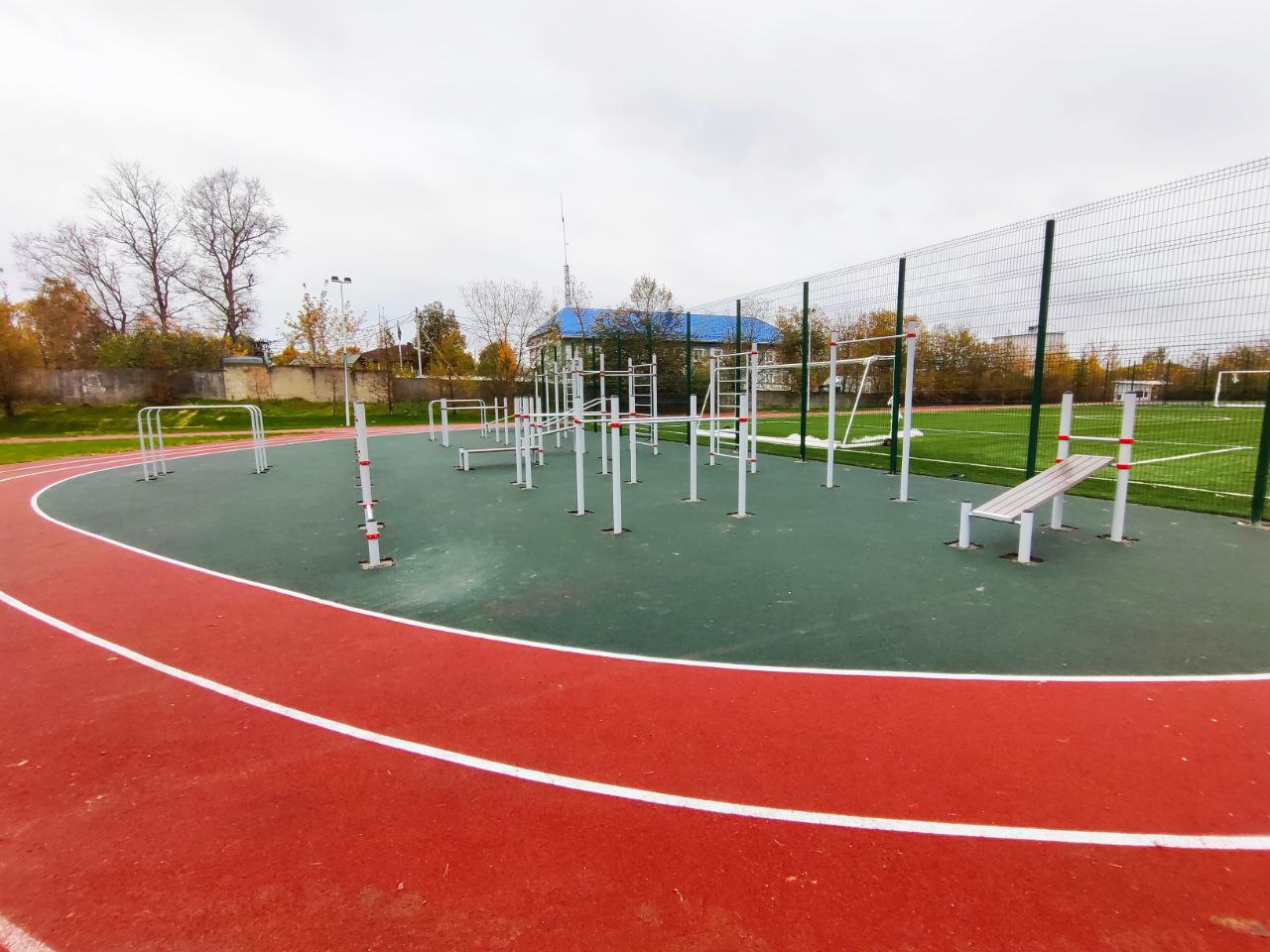 Монтаж воркаут комплексов на школьный стадион