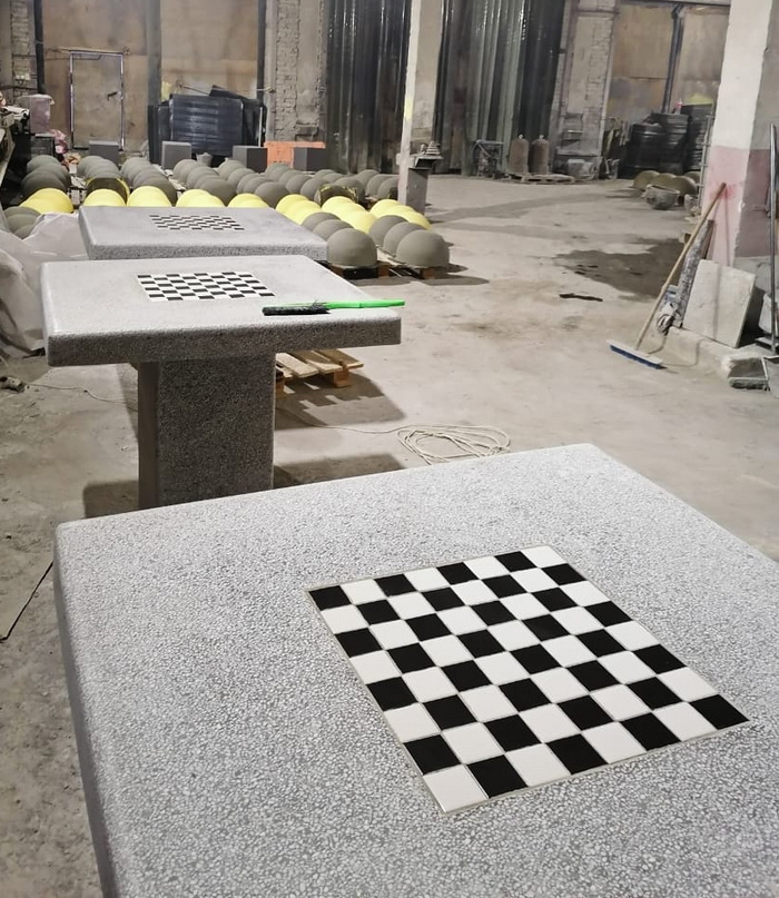 Стол шахматный с двумя табуретами