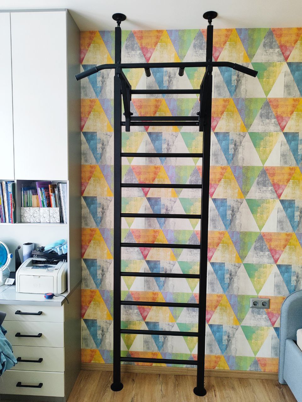 Монтаж шведской стенки в распор с турником 