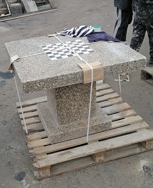 Стол шахматный с двумя табуретами