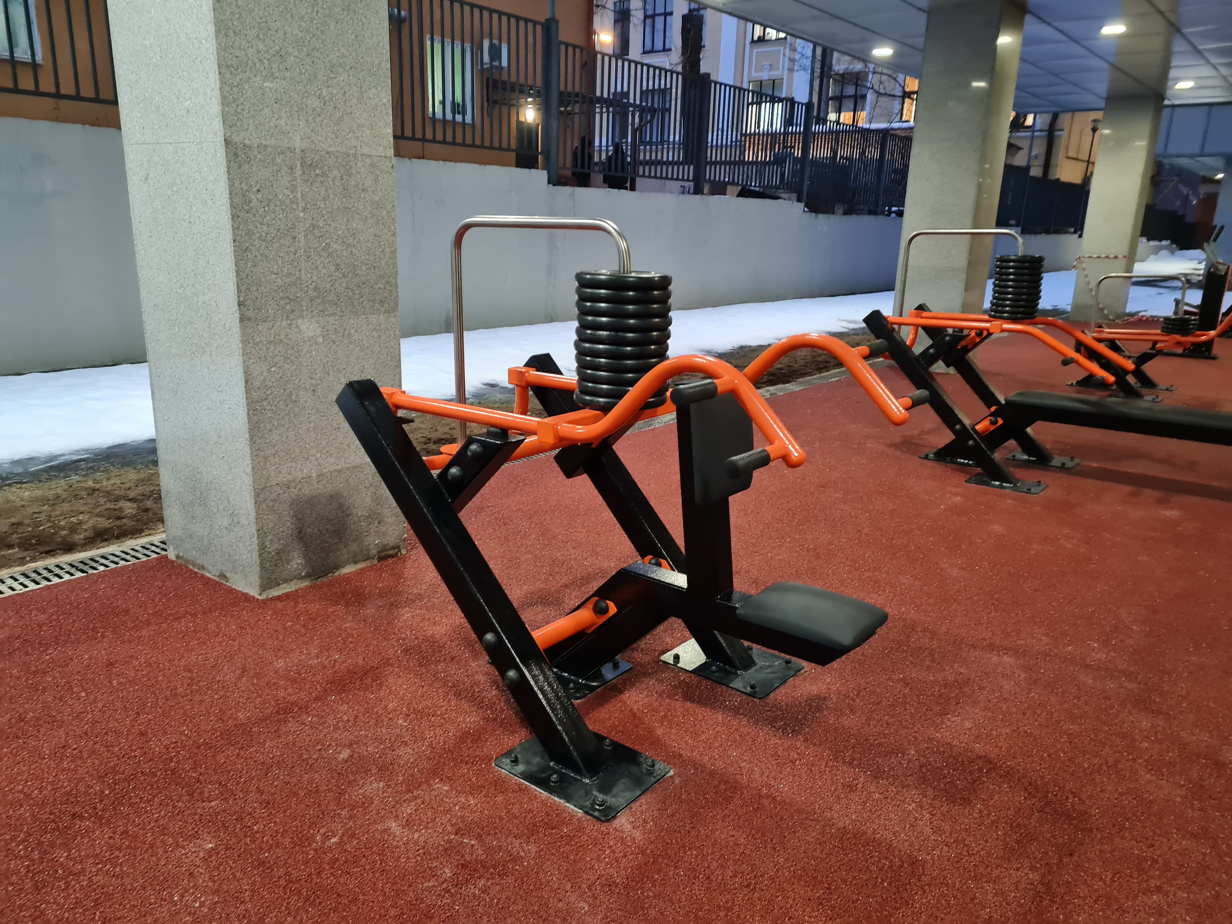 Сборка и установка уличных тренажеров с изменяемой нагрузкой и теннисных столов 