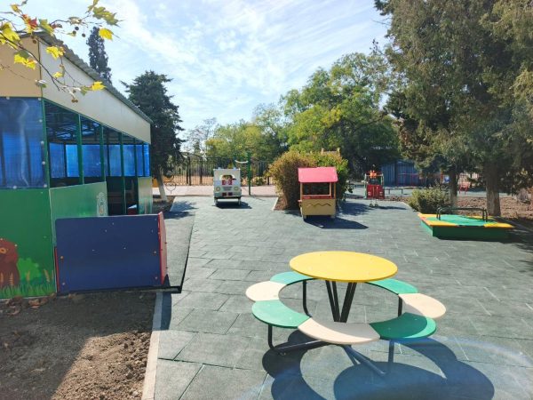 Столик для детской плошадки Ромашка МФ-20.1