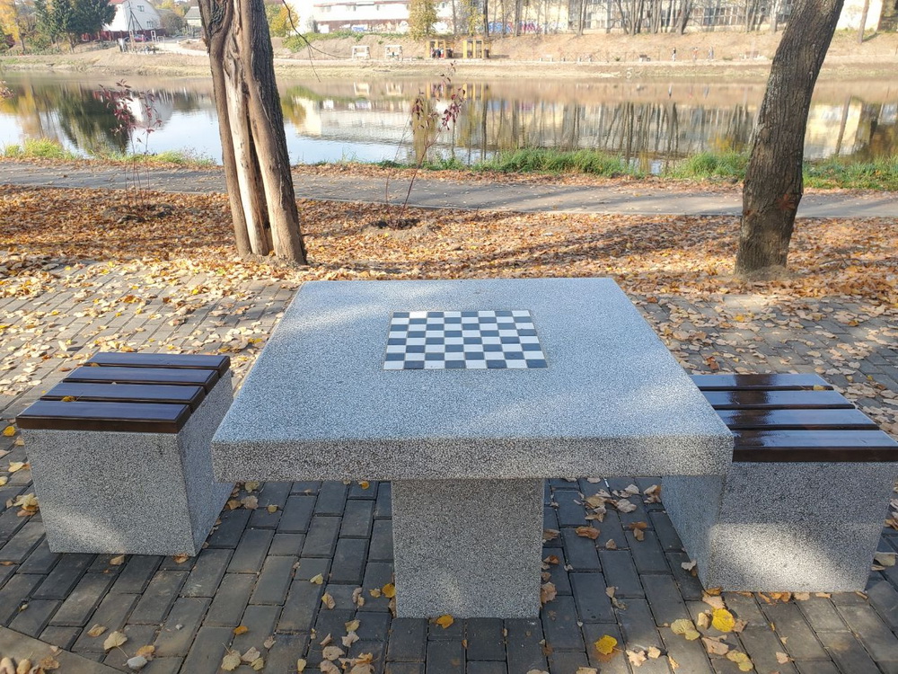 Стол шахматный с двумя табуретами