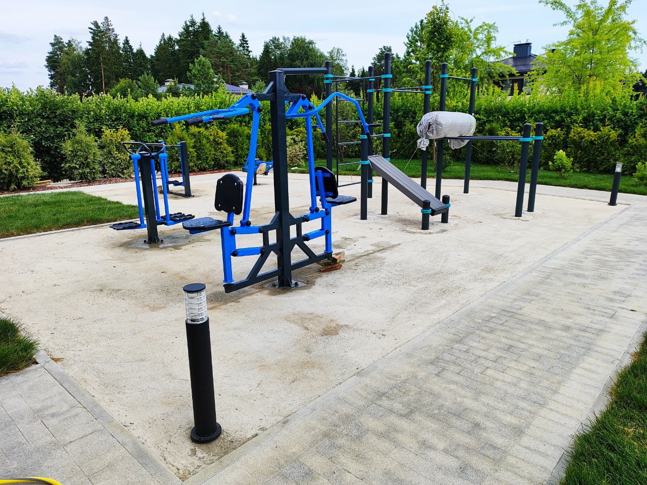 Монтаж уличных тренажеров для коттеджного поселка 
