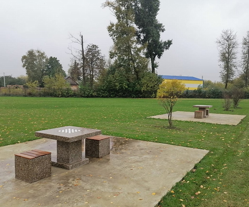 Стол шахматный с двумя табуретами