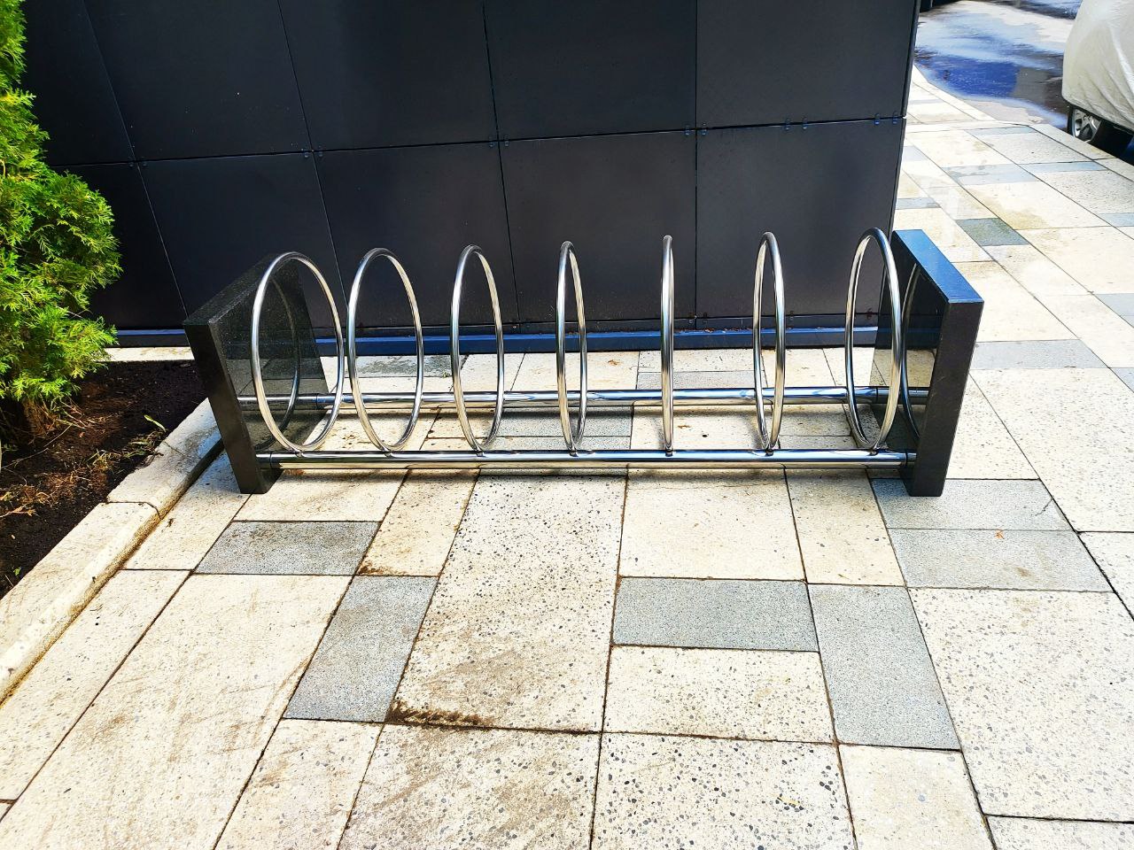 Монтаж велопарковок из нержавеющей стали с черным гранитом 