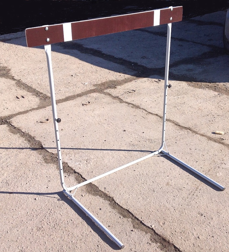 Барьер легкоатлетический, регулировка по высоте от 650 до 1067 мм (6.100)