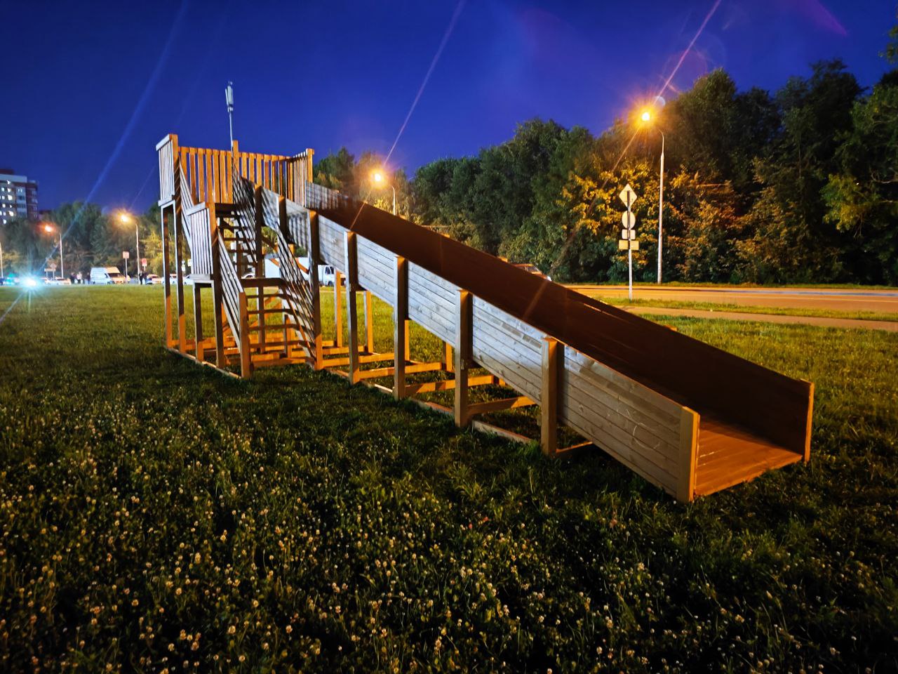 Установка деревянной заливной горки 