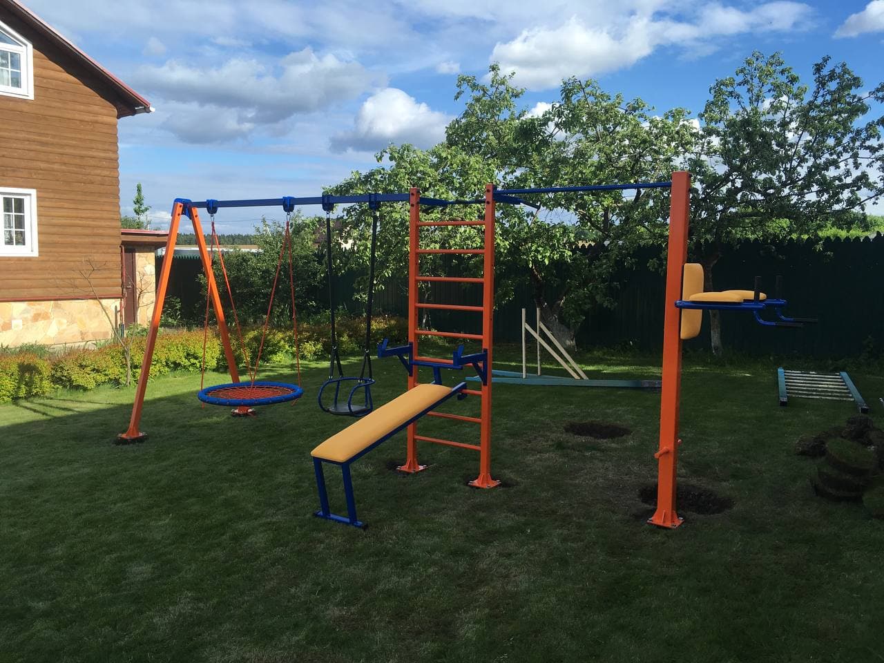 Уличный спортивный комплекс с турником и качелями АК32