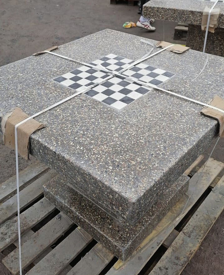 Стол шахматный с двумя табуретами