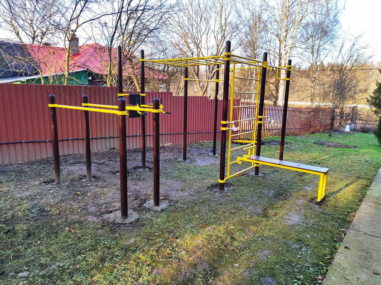 Монтаж спортивного комплекса по индивидуальному проекту с качелями гнездо и упорами под штангу  