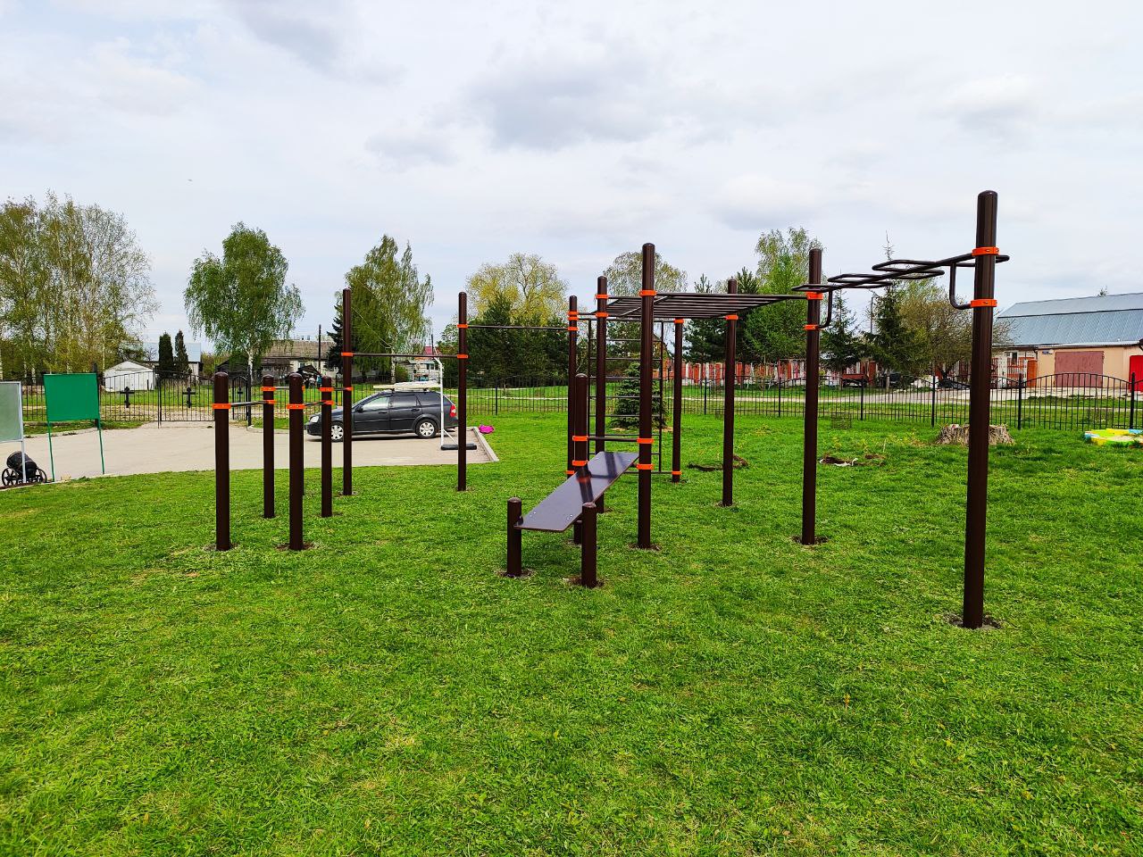 Установка спортивного комплекса воркаут по индивидуальному проекту с рукоходом змейка