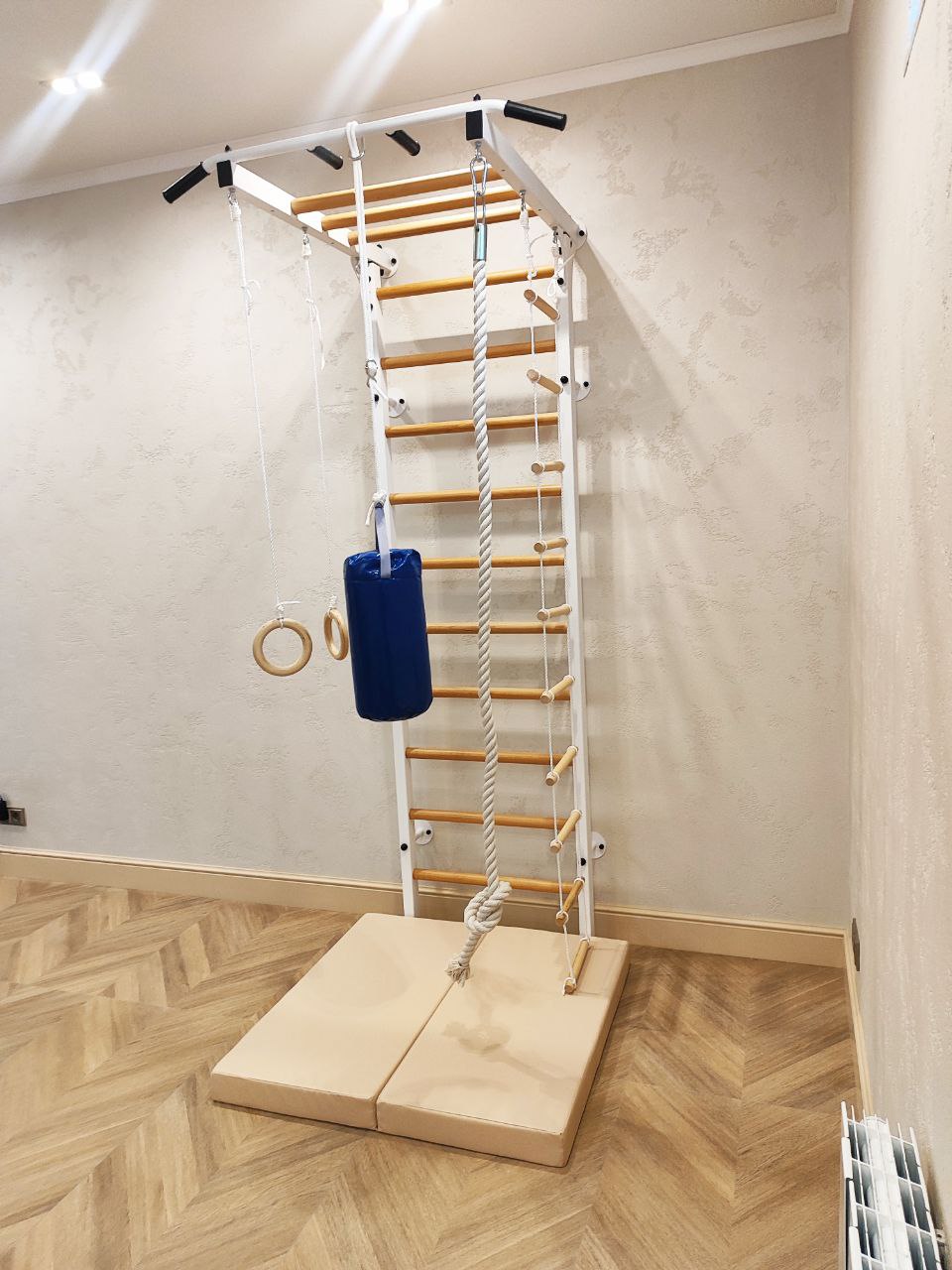 Установка шведской стенки с кольцами канатом и подвесной лестницой для детей