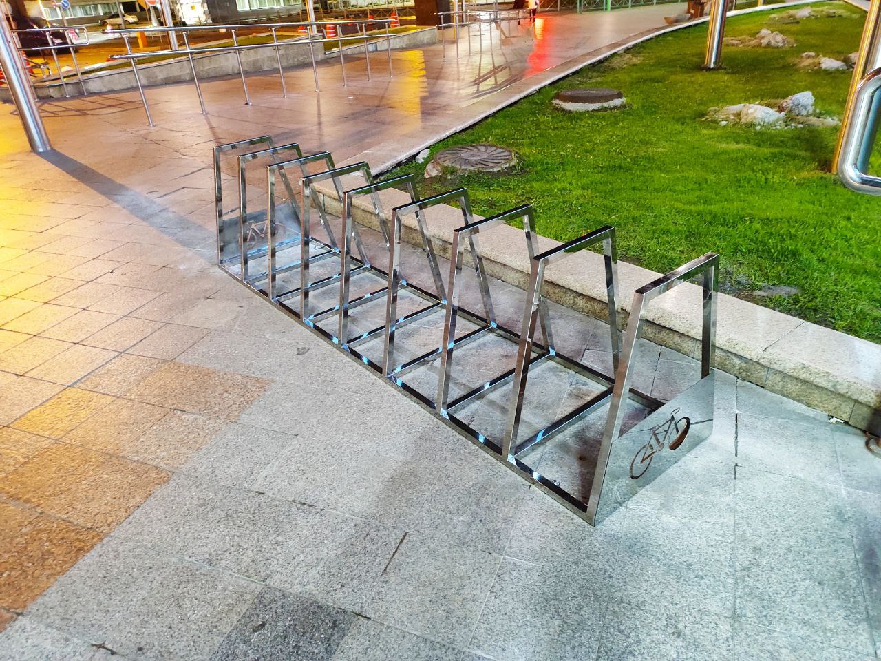 Монтаж велопарковки VP32A из нержавеющей стали 