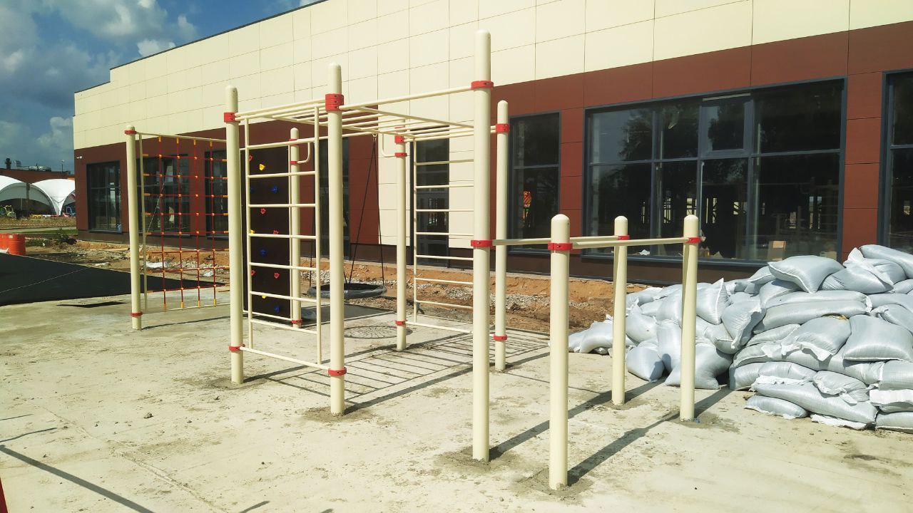 Монтаж спортивного комплекса с качелями гнездо и скалодромом 