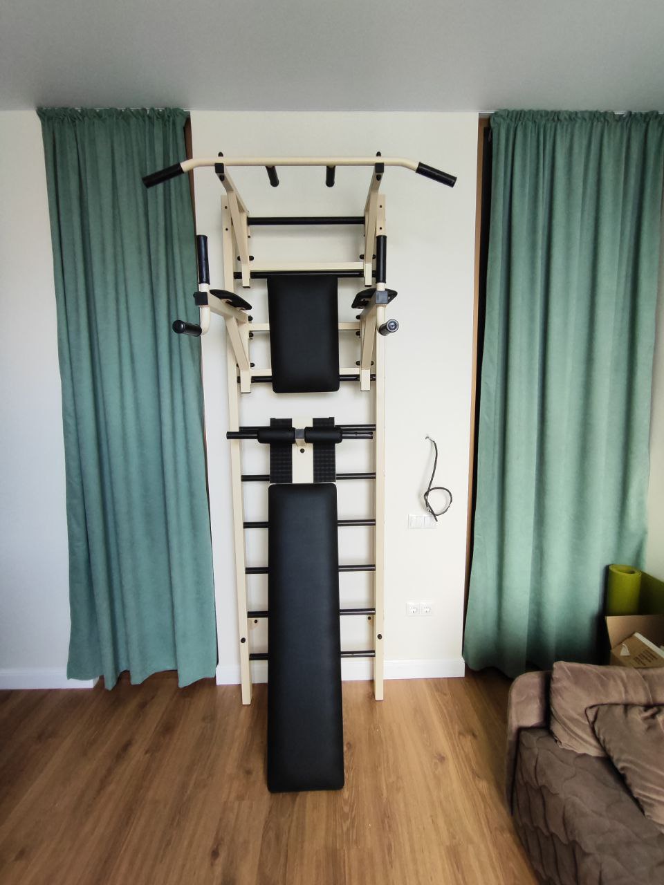 Установка шведской стенки с турником брусьями и скамьей для пресса с валиками 