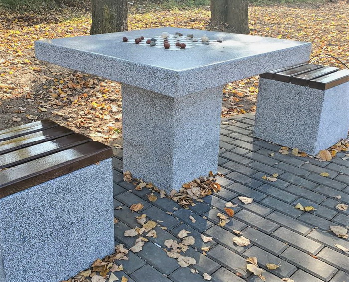 Стол шахматный с двумя табуретами