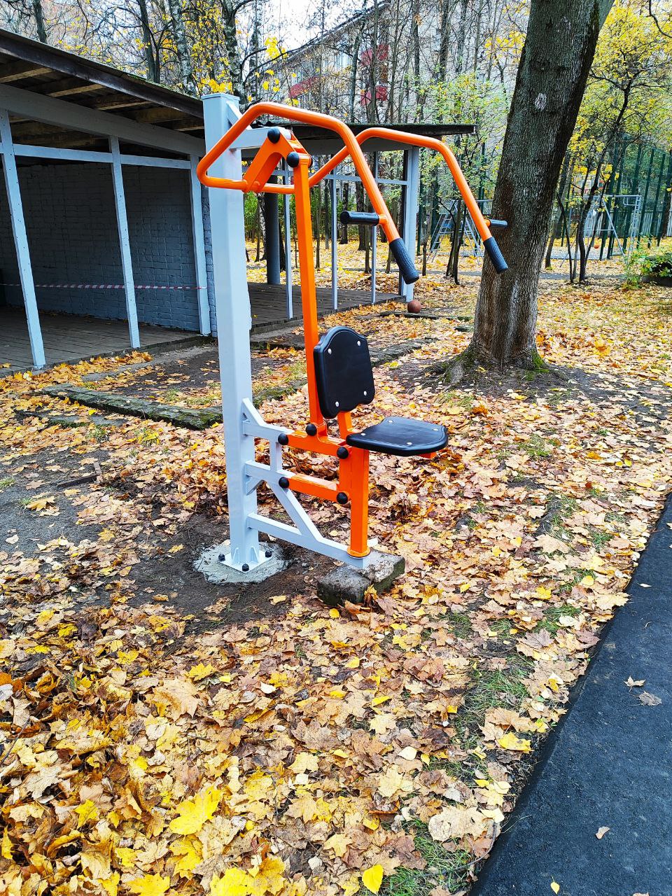 Установка уличных тренажеров на школьную площадку