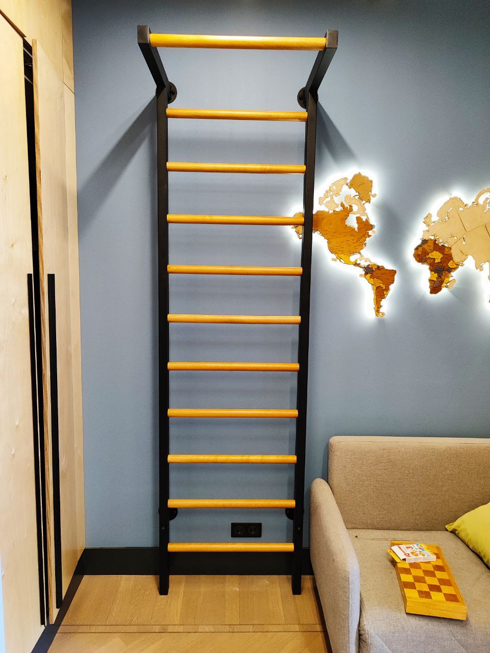 Монтаж шведской стенки с перекладинами и турником из бука