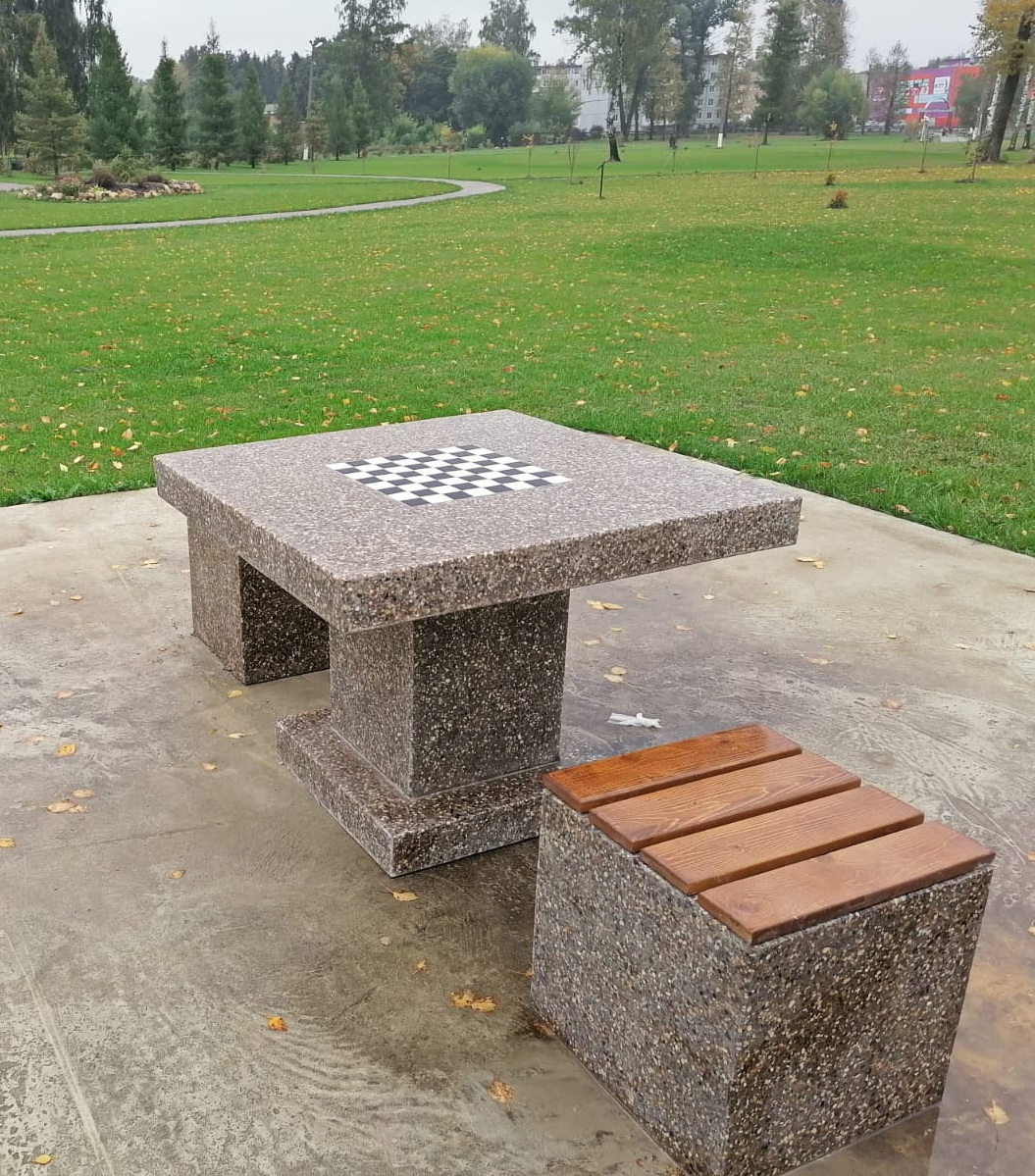 Стол шахматный с двумя табуретами