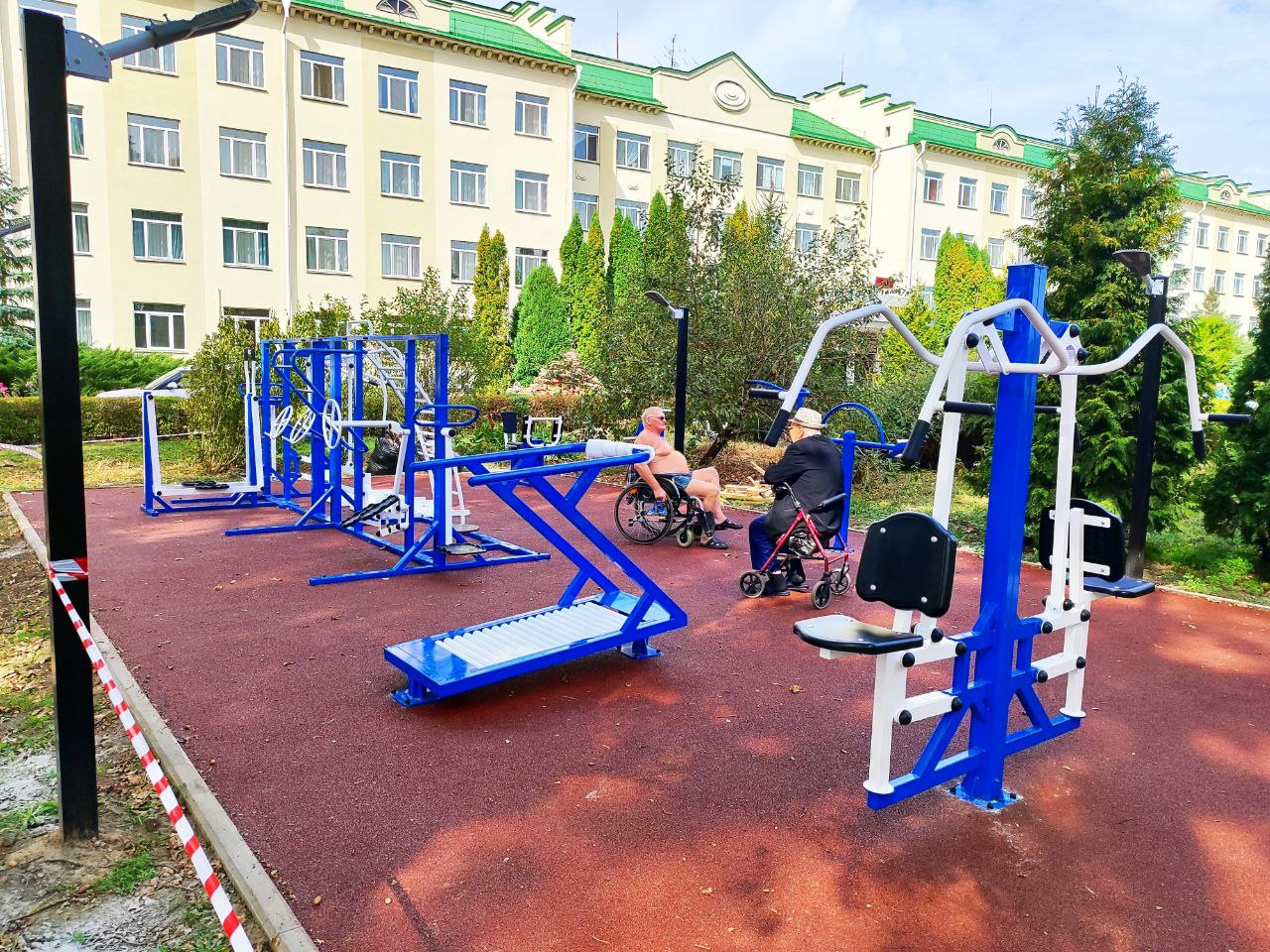 Монтаж уличных тренажеров для людей с ОВЗ