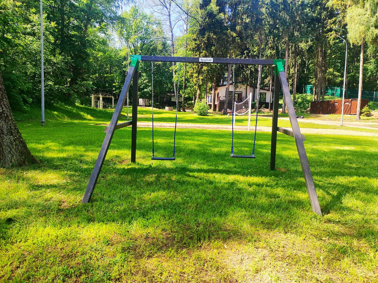 Монтаж деревянных качелей 