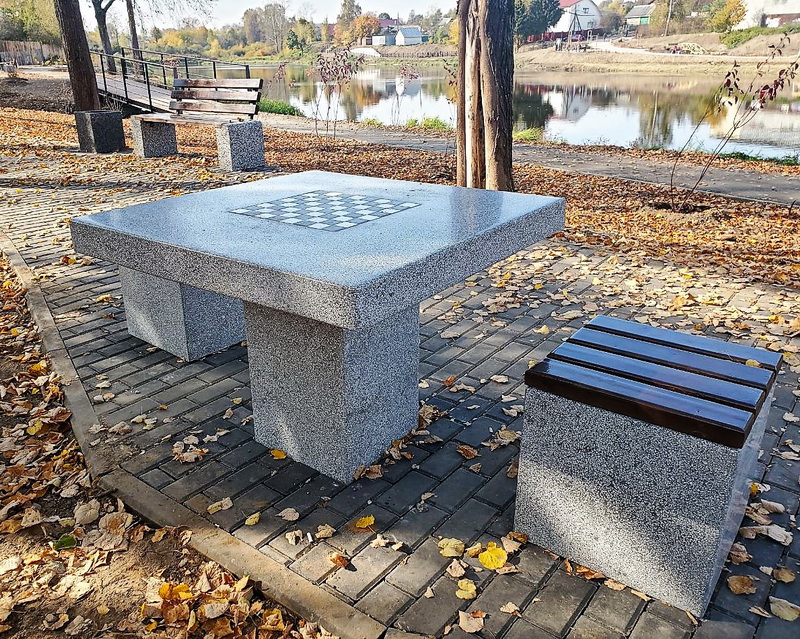 Стол шахматный с двумя табуретами