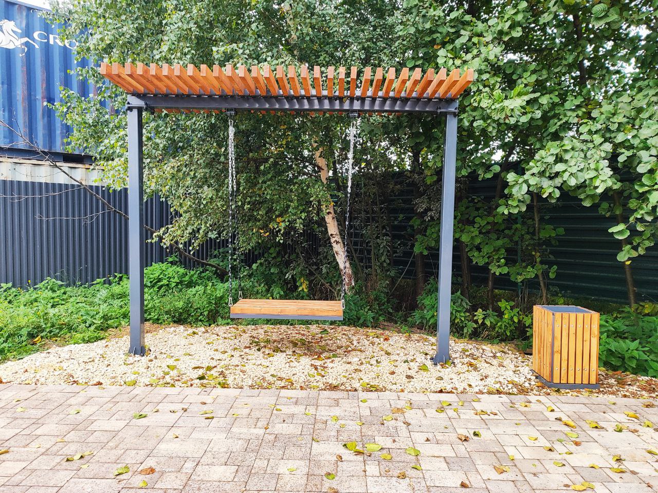 Монтаж перголы с качелями 