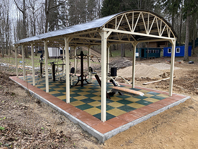 тренажерная площадка под навесом