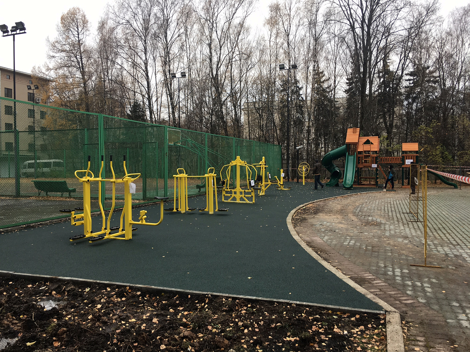 Установка и сборка уличных тренажеров